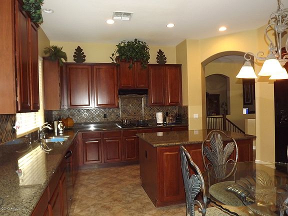 4th image of 943 W Bluebird Dr