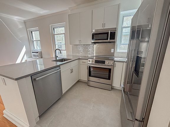 4th image of 217 E 66th St #634