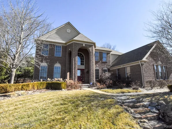 9037 Ridgefield Dr, Brighton, MI 48114