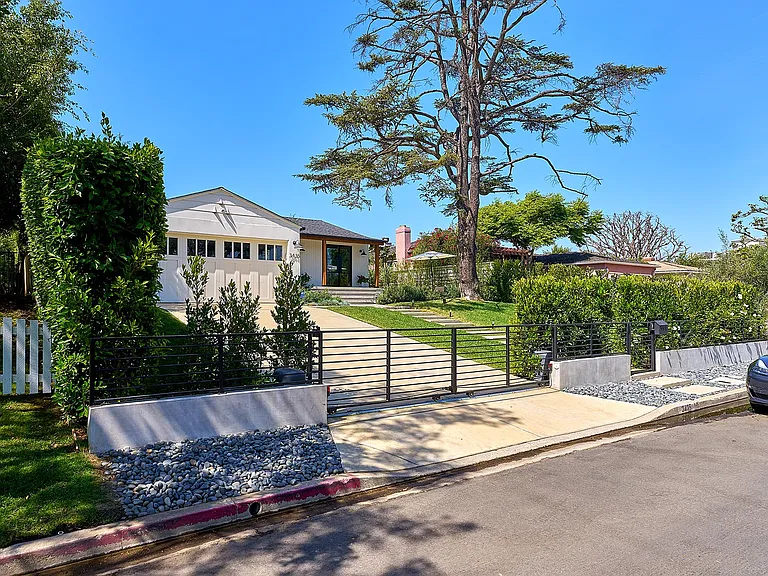 3435 S Bentley Ave — Photo 47
