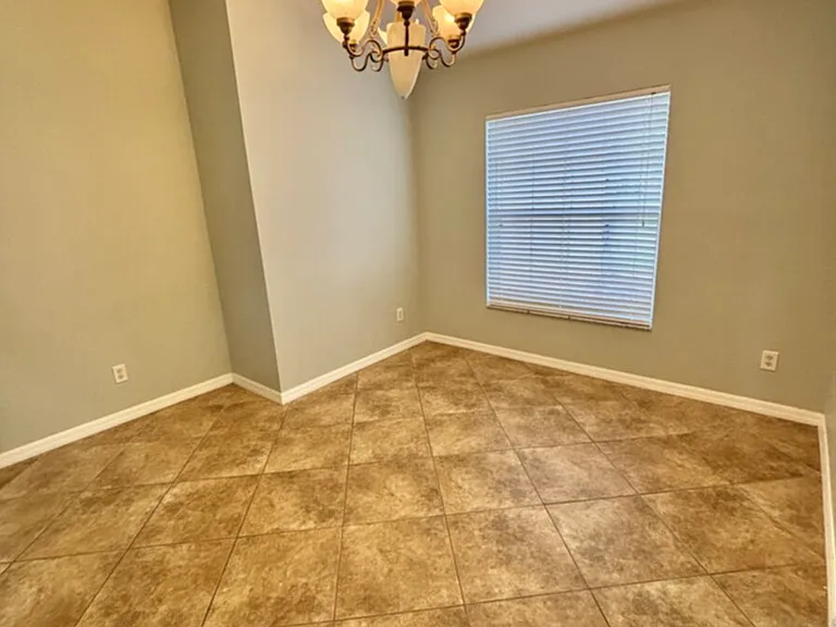 1405 Trafalgar Pkwy — Photo 10