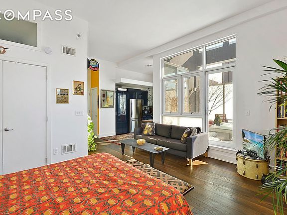 2nd image of 390 Lorimer St APT 4C