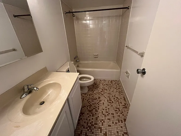Essex House — Photo 17