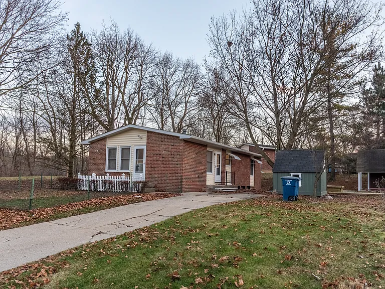 2060 Winewood Dr — Photo 1