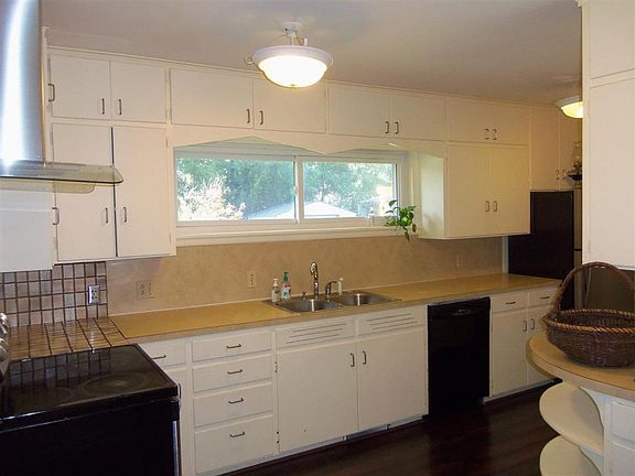 3rd image of 1510 Sunset Dr