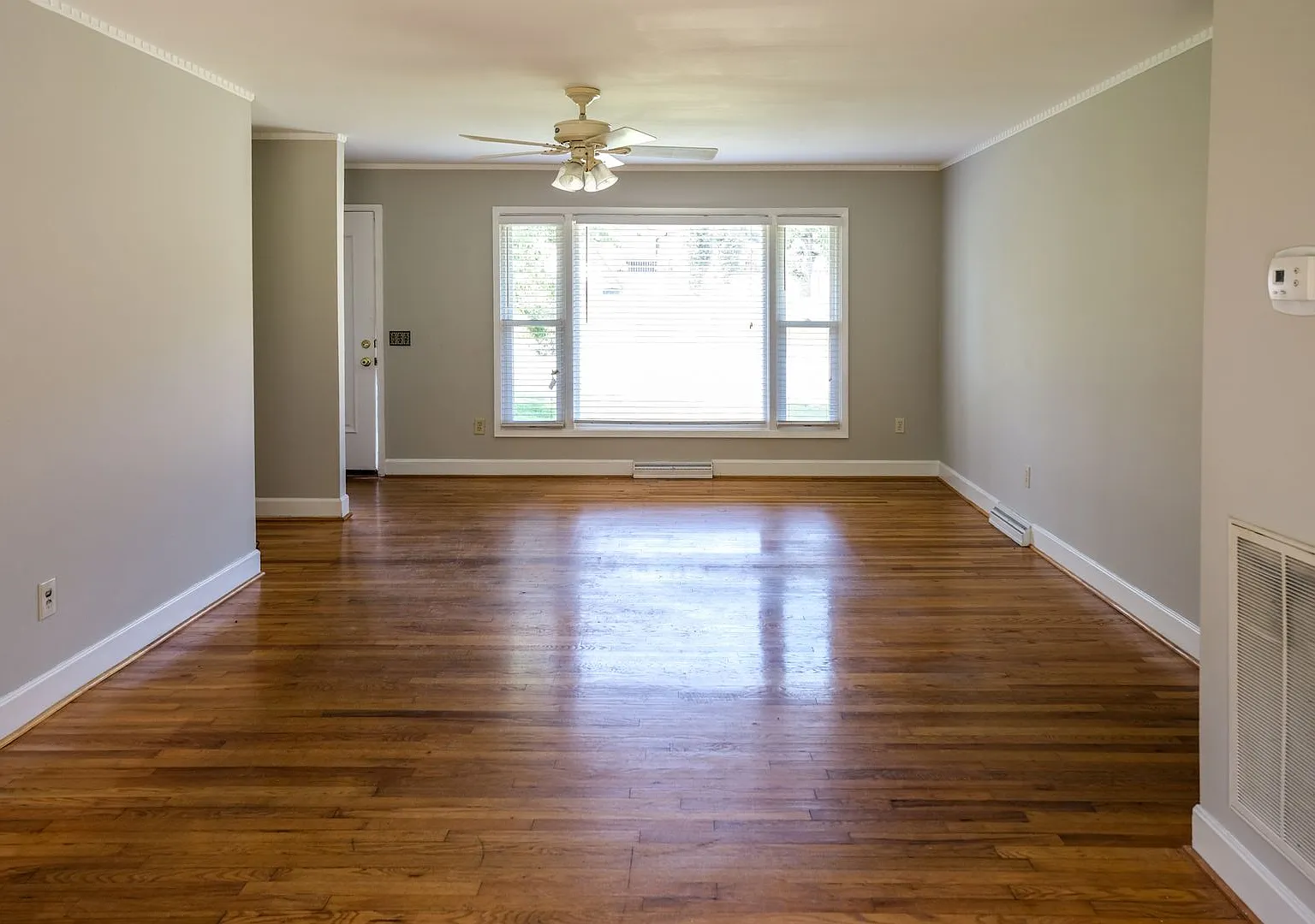 3 Bedroom, 2 Bath house with fenced yard! — Photo 3