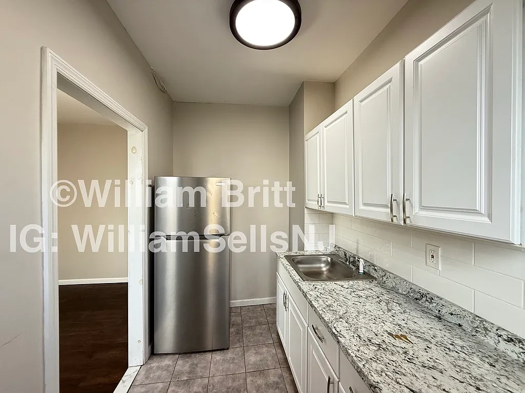 Building Photo - 9 Bentley Ave #11