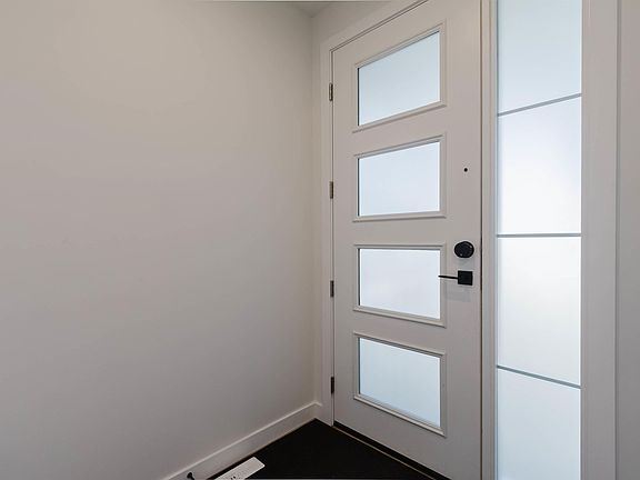 2nd image of 211 Edgemont Grn