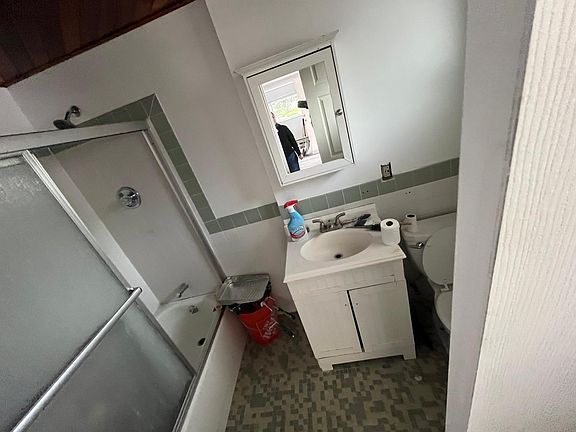 4th image of 422 Mayflower Ave