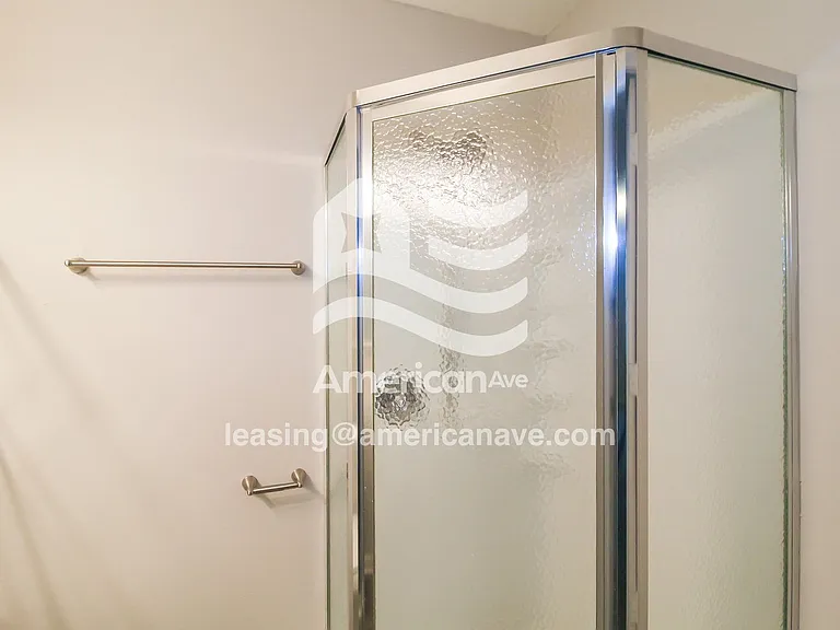 1623774_009_main_bathroom_10.jpg