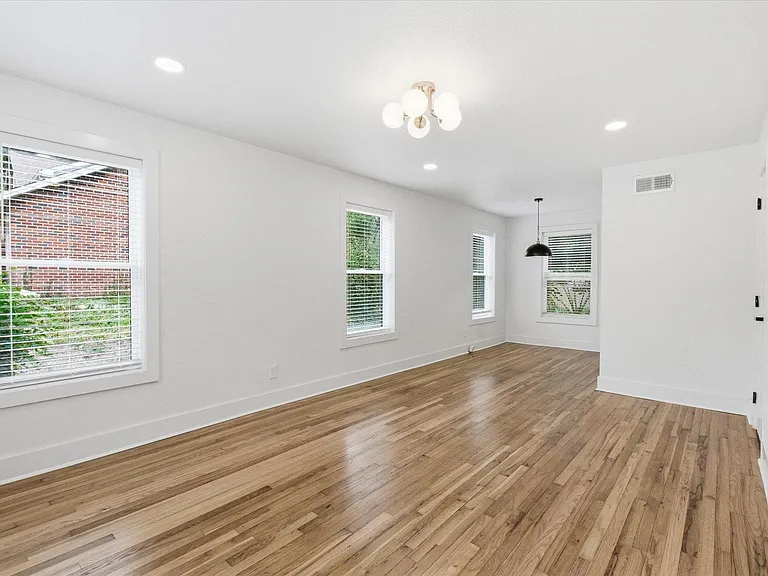 421 E Jennings St — Photo 7