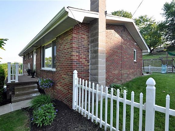 3rd image of 136 Hollywood Dr