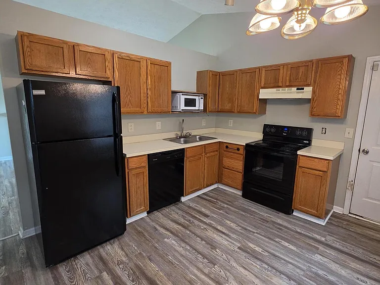 2592 Woodhill Dr — Photo 4