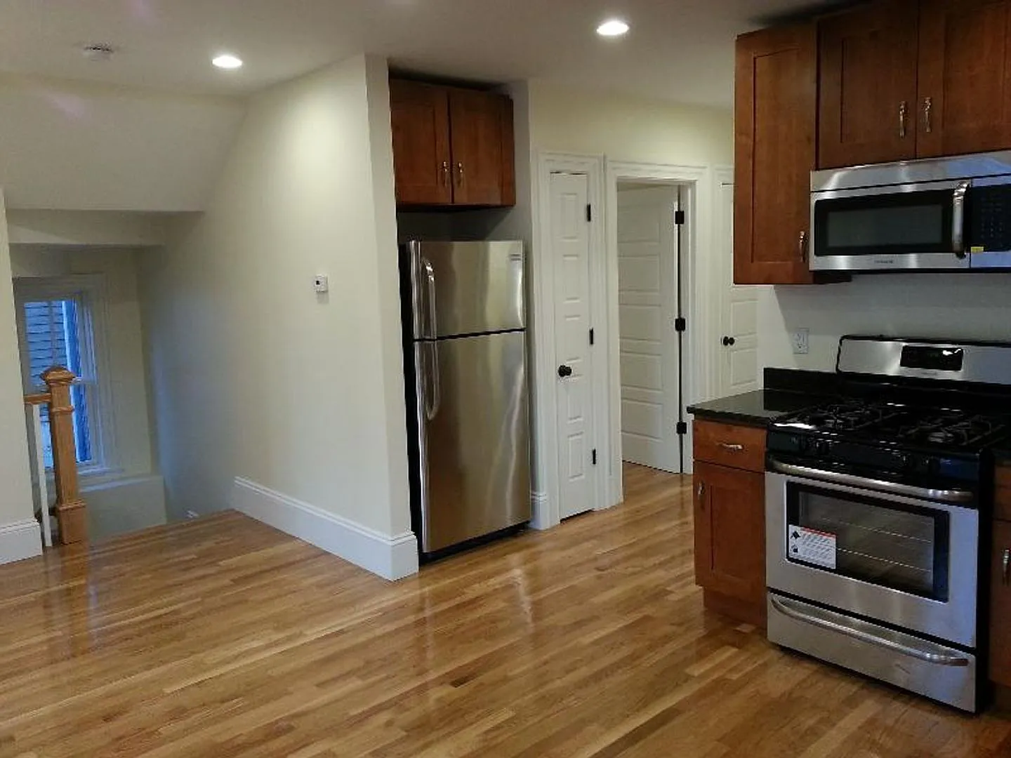 Charming 3 Bedroom-No Broker Fee — Photo 3