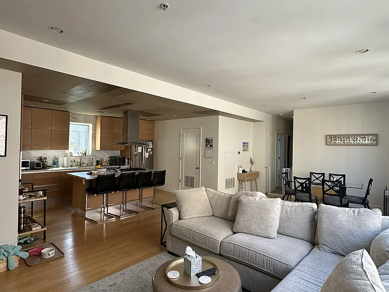 321 W 2nd St #10 — Photo 6