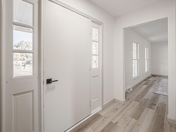 3rd image of 10599 Williamsburg Dr