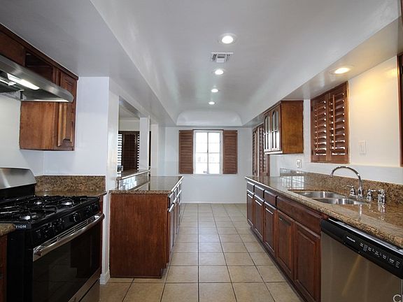 4th image of 800 W 104th St