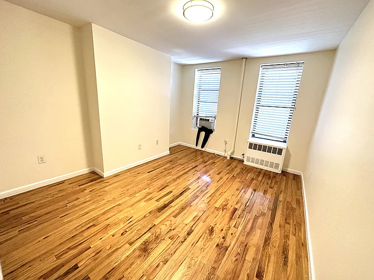 320 E 6th St #4 — Photo 14