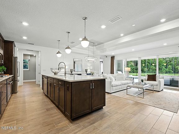 4th image of 96 GLENHURST Avenue
