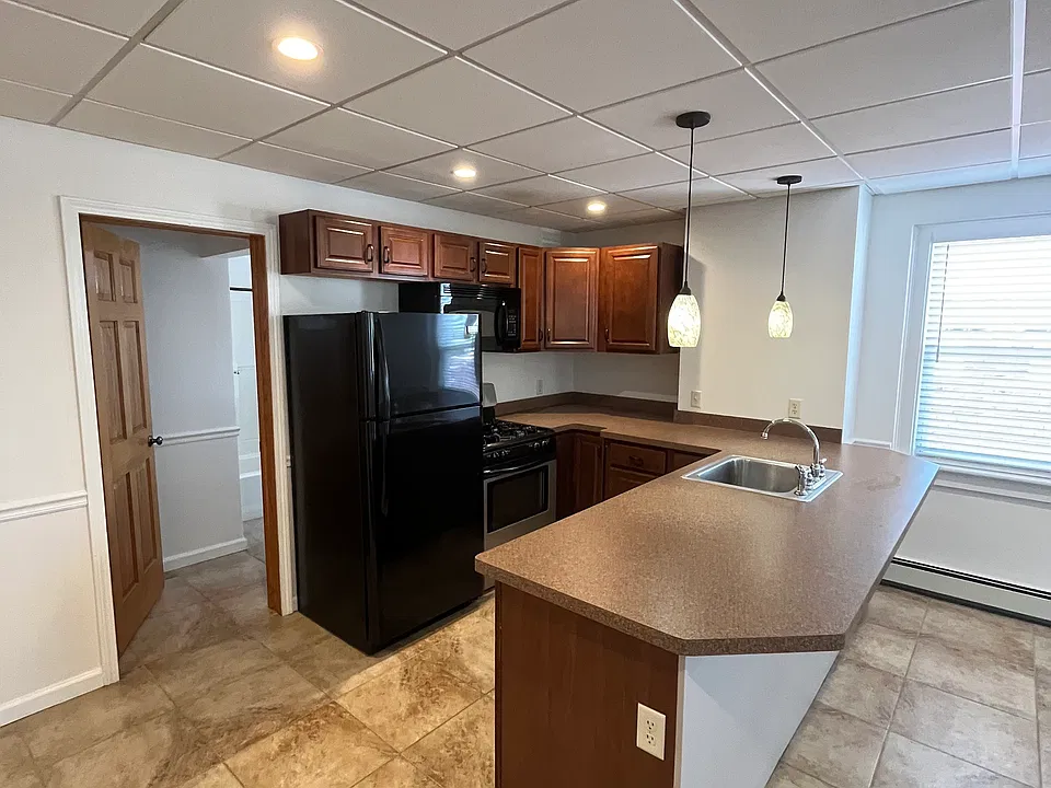 652 Main St #1