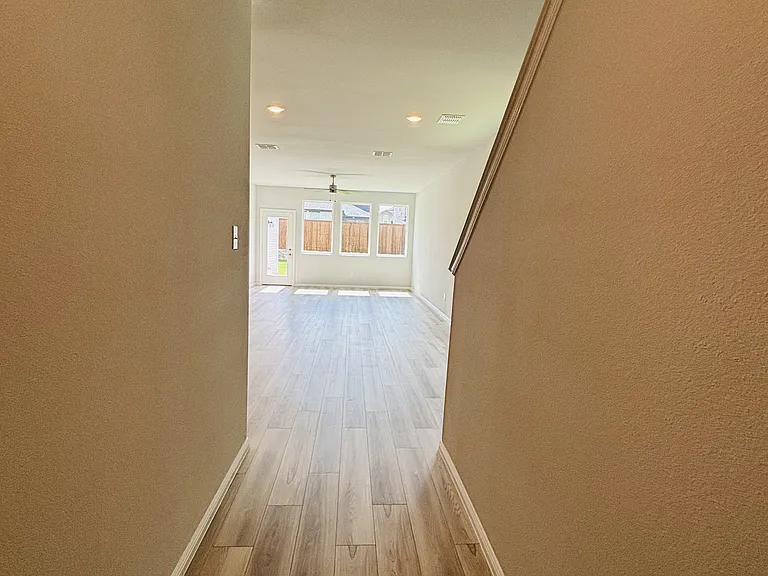 912 Santa Lucia Dr — Photo 23