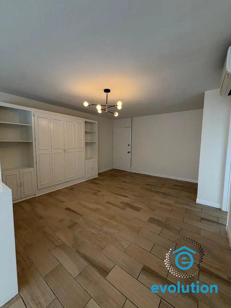 1111 Adella Ave - Unit L — Photo 1