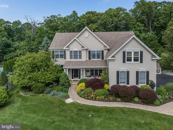 10 Pheasant Dr, Ringoes, NJ 08551