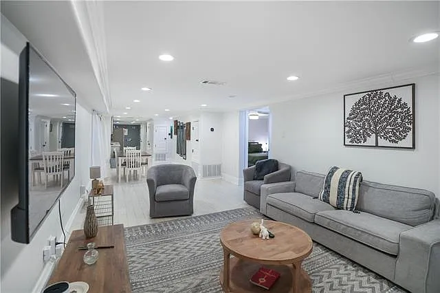 3 bed, 2.0 bath, 1333 sqft, $3,000 — Photo 2