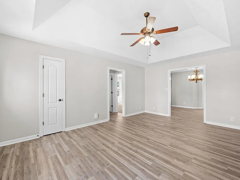 552 Falkland Cir — Photo 4