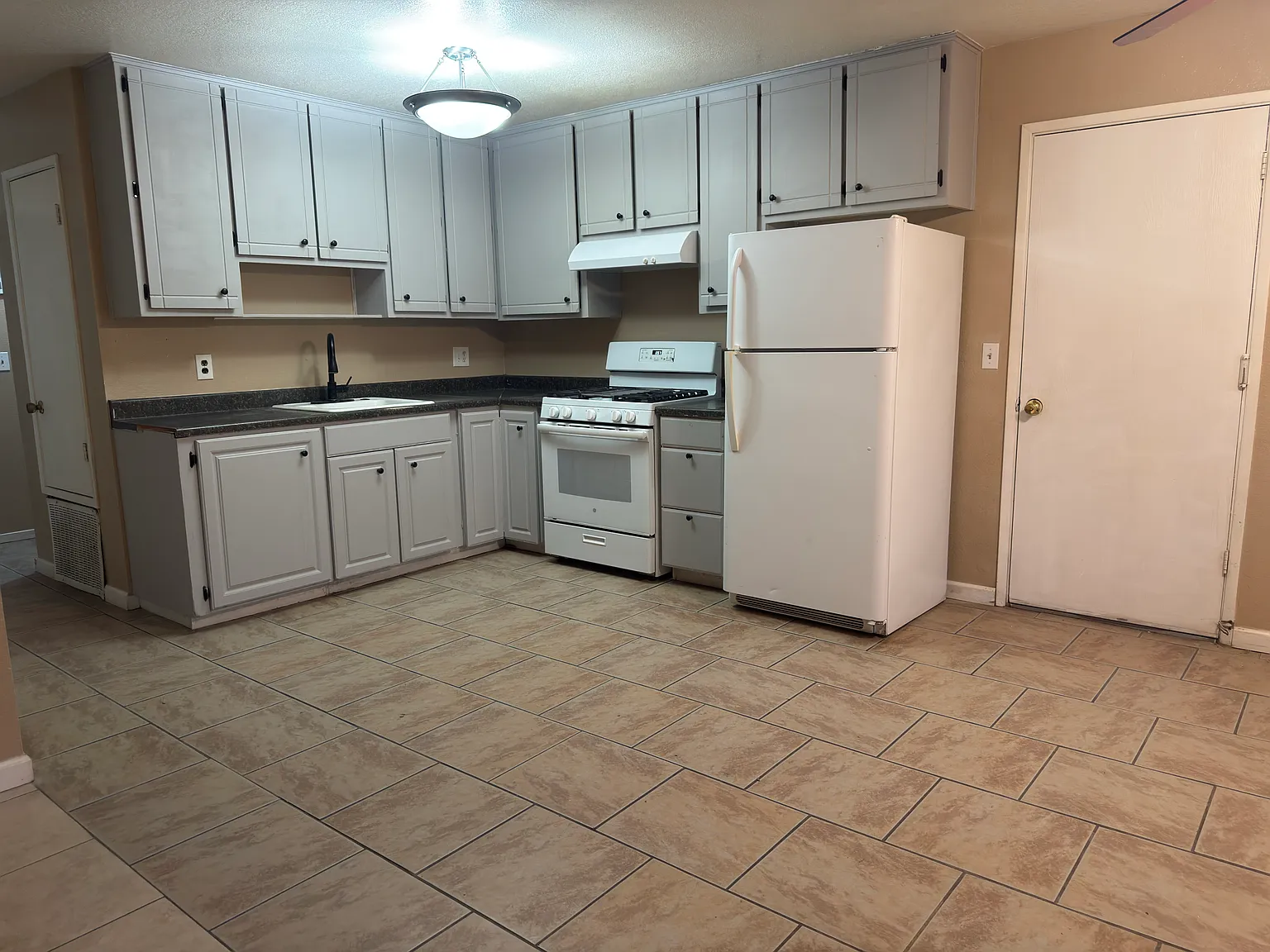 3 bed, 1063 sqft, $1,900 — Photo 3