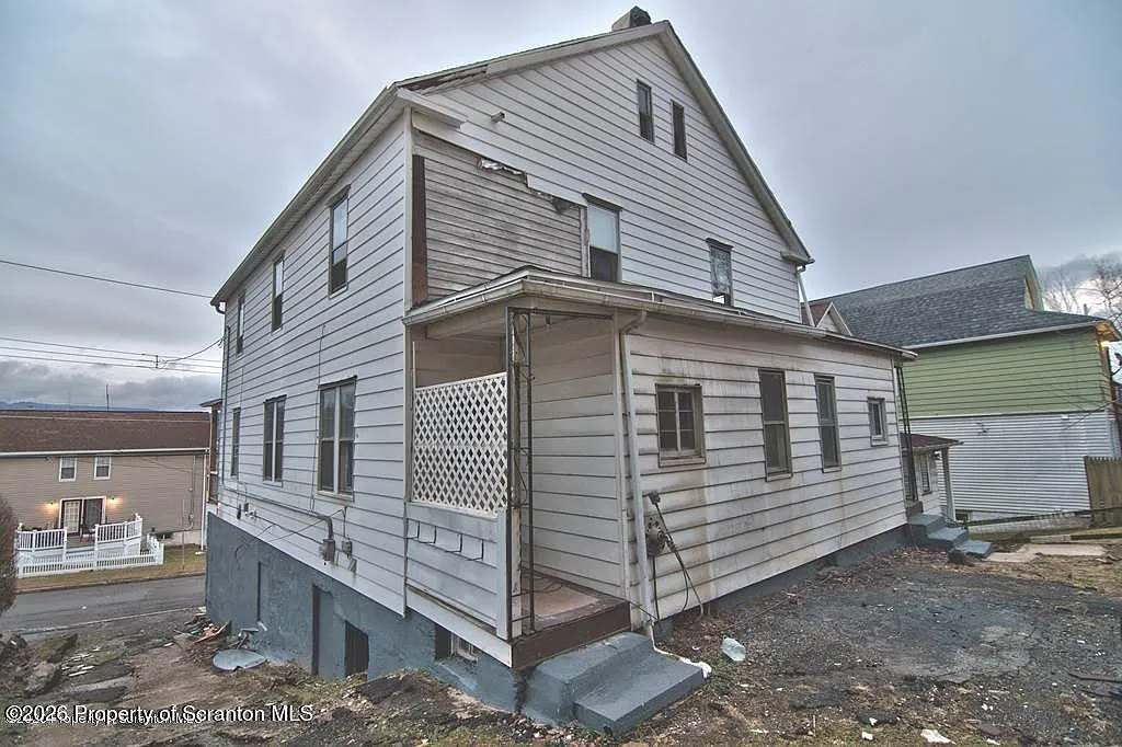 3 bed, 1.0 bath, 1500 sqft, $1,350 — Photo 3