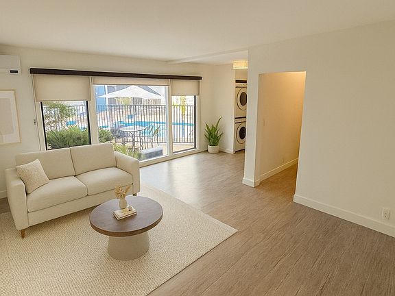 2nd image of 2033 N Beachwood Dr #2dc5f5ccd