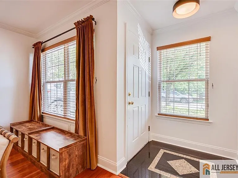 403 Somerset Ct — Photo 3
