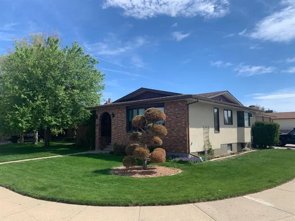1813 W Elm Rd S, Lethbridge, AB T1K 4X5