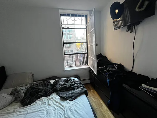 Rented by Salon Realty Corp | media 7