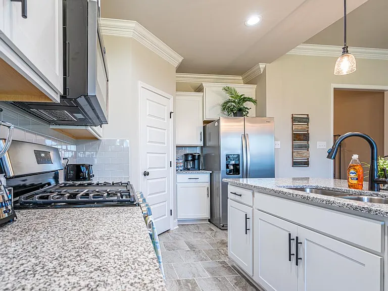 Tallulah Dr — Photo 27