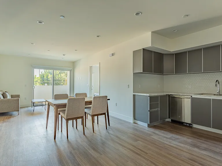 1450 S Barrington Ave — Photo 5