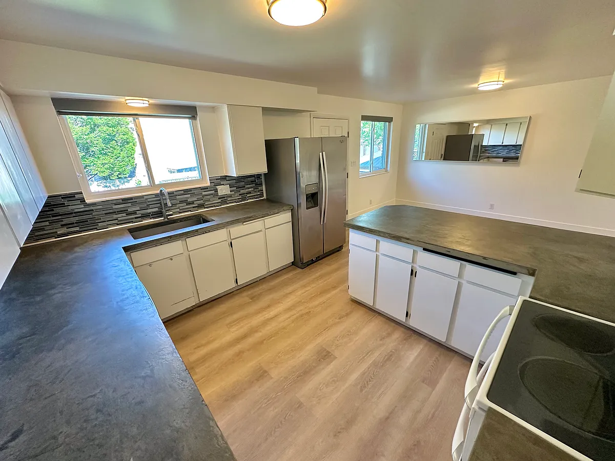 Kitchen - 205 S 800 W