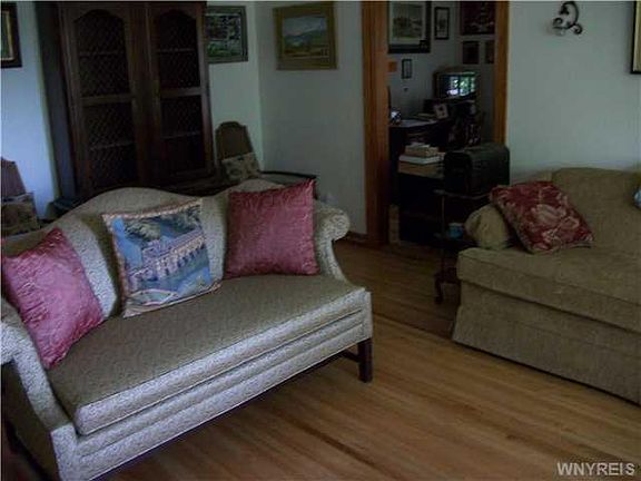 3rd image of 4824 Crestwood Dr