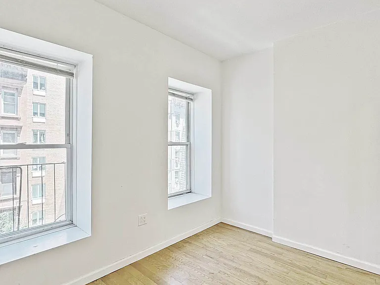 454 W 36th St #4 — Photo 4