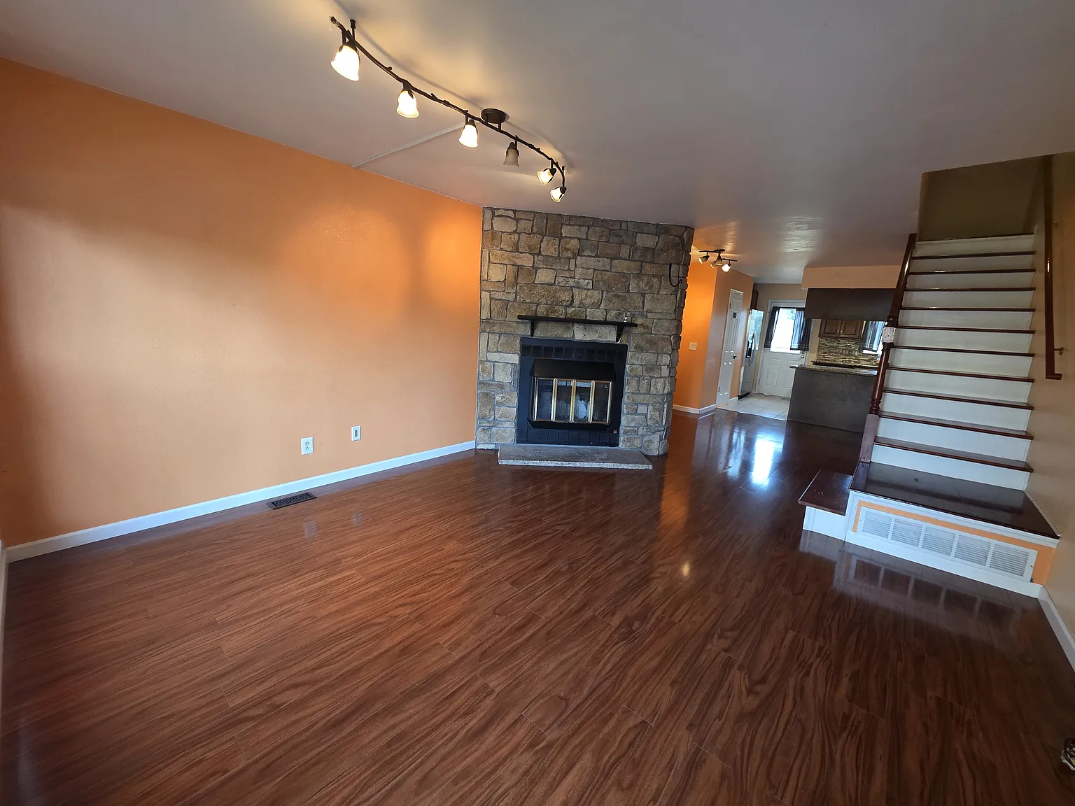 3 bed, 2.5 bath, 1650 sqft, $2,730 — Photo 3