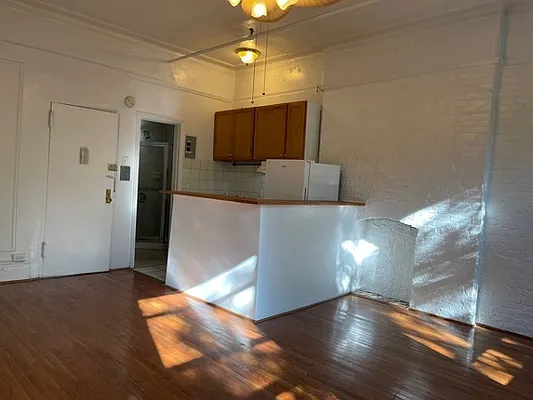 Rented by Perry Associates NYC Inc | media 24