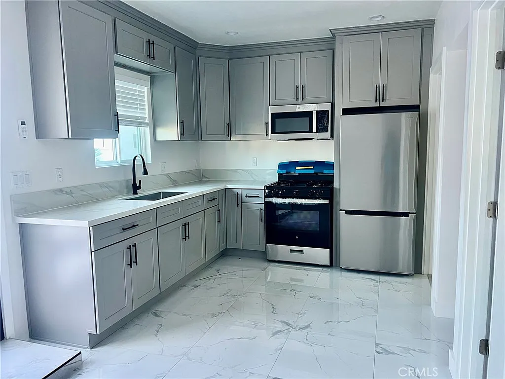 1 bed, 380 sqft, $2,300 — Photo 4