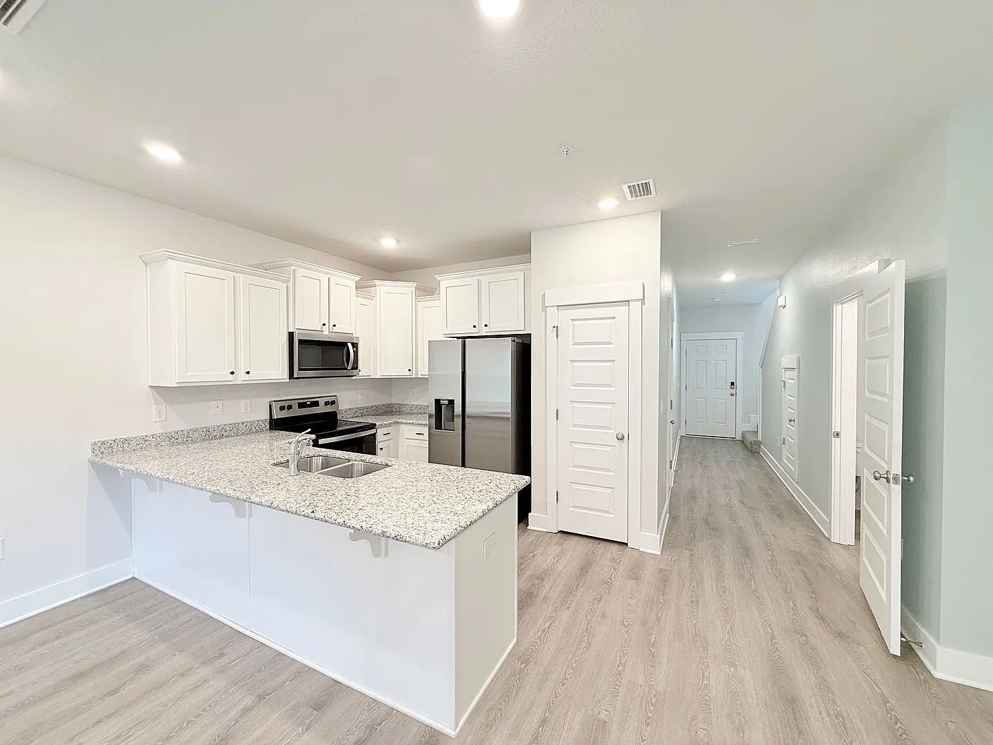 3-Bedroom Townhouse - Community Pool — Photo 3