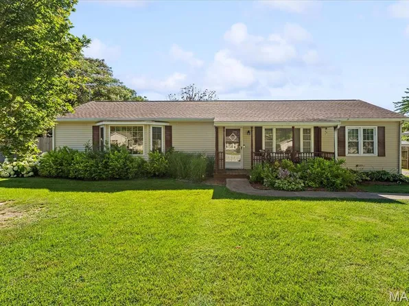 124 Cascade Dr, Belleville, IL 62223