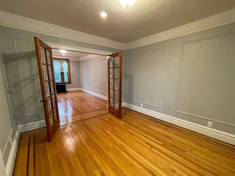 Spacious 1-Bedroom Apartment Across from Washington Park — Photo 2