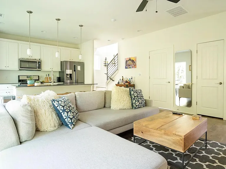1160 Lott Ave #B — Photo 9