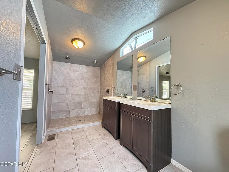5941 Sixta Dr — Photo 32