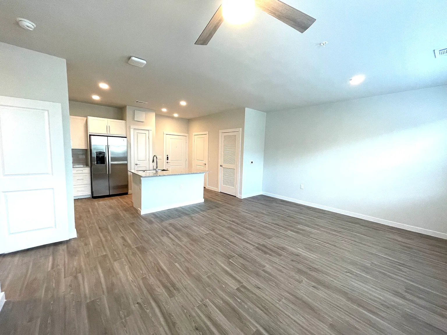 1 bed, 1.0 bath, 830 sqft, $1,049 — Photo 2