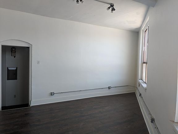 3rd image of 1030 Park Ave W